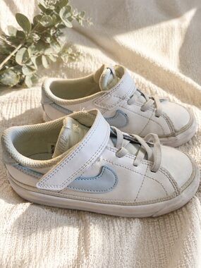 Nike Toddler Sneakers 9C White Blue Velcro Easy On Lightweight Unisex